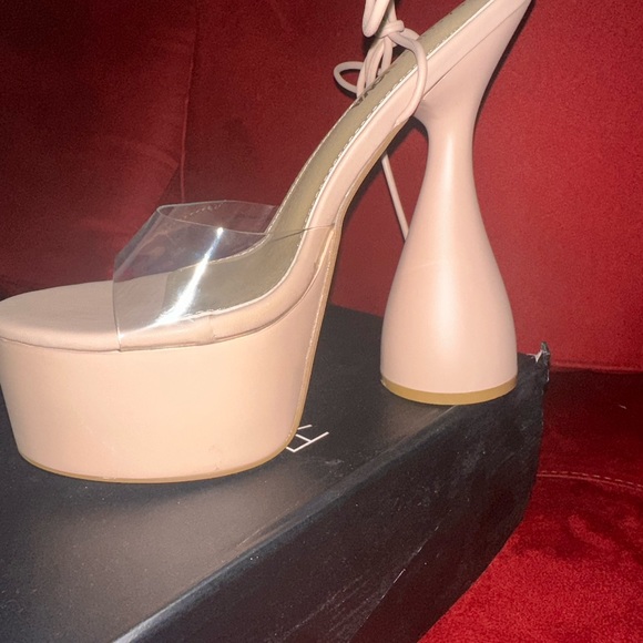 Brand NEW Nude Platform Heels- Size 8 - Fits like 7.5 - Picture 2 of 5